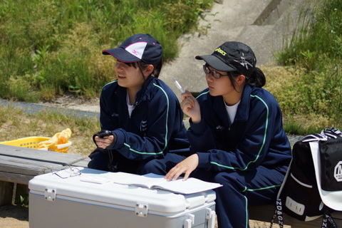 +試合を見守る新マネージャーの2人
