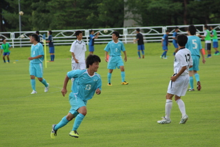 右サイドを攻め上がる福井駿斗君(M3)