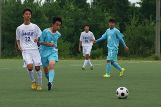 相手と競り合う長野航大君(M1)