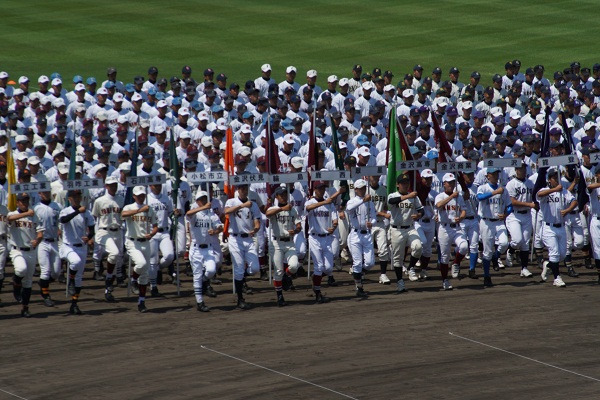 外野から内野に向かって一斉行進