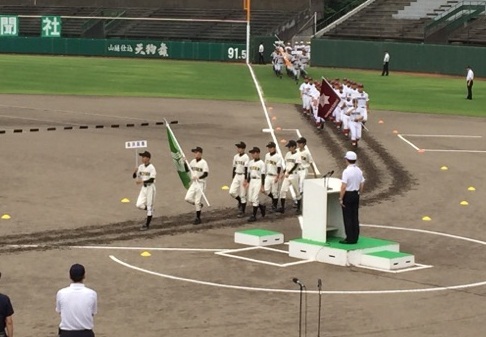 堂々と入場行進する金沢高専チーム